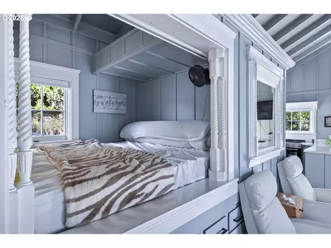 Bedroom - 3202 S Tenmile Lk, Lakeside, OR 97449 photo 2 of 3