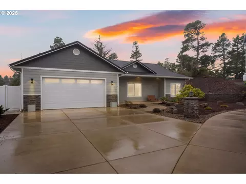 9 White Tail Ct, Florence, OR 97439