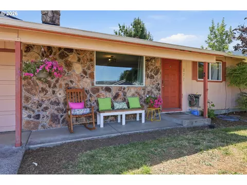 Exterior - 277 71st Pl, Springfield, OR 97478 photo 2 of 17