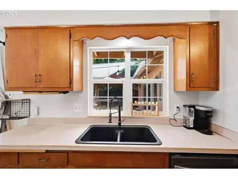 Kitchen - 277 71st Pl, Springfield, OR 97478 photo 4 of 5