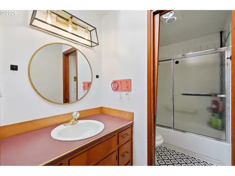 Bath - 277 71st Pl, Springfield, OR 97478 photo 2 of 3
