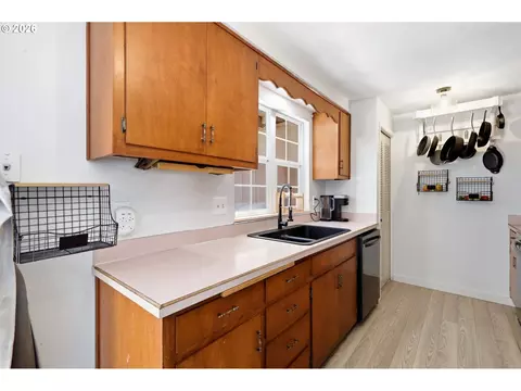 Kitchen - 277 71st Pl, Springfield, OR 97478 photo 1 of 5
