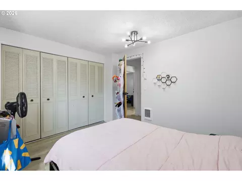 Bedroom - 277 71st Pl, Springfield, OR 97478 photo 9 of 9