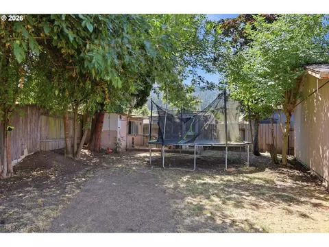Exterior - 277 71st Pl, Springfield, OR 97478 photo 13 of 17