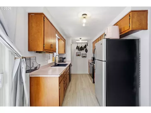 Kitchen - 277 71st Pl, Springfield, OR 97478 photo 3 of 5