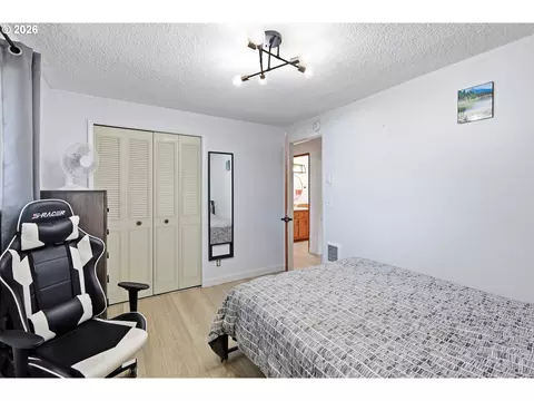 Bedroom - 277 71st Pl, Springfield, OR 97478 photo 7 of 9