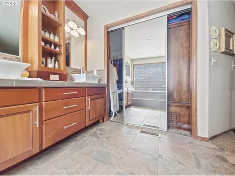 Bath - 2754 NE Hood Ave, Gresham, OR 97030 photo 5 of 7