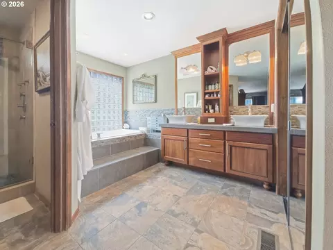 Bath - 2754 NE Hood Ave, Gresham, OR 97030 photo 2 of 7