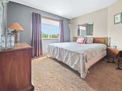 Bedroom - 2754 NE Hood Ave, Gresham, OR 97030 photo 6 of 6