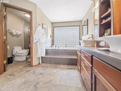 Bath - 2754 NE Hood Ave, Gresham, OR 97030 photo 3 of 7
