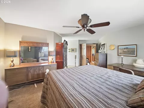 Bedroom - 2754 NE Hood Ave, Gresham, OR 97030 photo 4 of 6