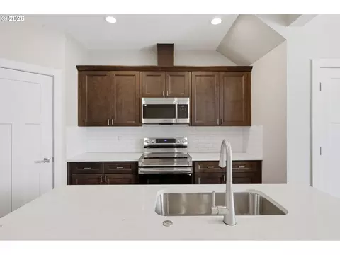 Kitchen - 4011 SW Royal Ave, Gresham, OR 97080 photo 5 of 9