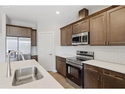 Kitchen - 4011 SW Royal Ave, Gresham, OR 97080 photo 4 of 9