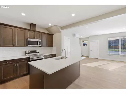 Kitchen - 4011 SW Royal Ave, Gresham, OR 97080 photo 6 of 9