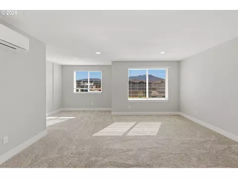 Living - 4011 SW Royal Ave, Gresham, OR 97080 photo 11 of 12