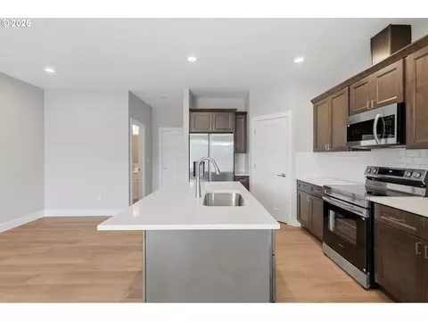 Kitchen - 4011 SW Royal Ave, Gresham, OR 97080 photo 2 of 9
