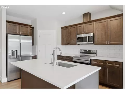 Kitchen - 4011 SW Royal Ave, Gresham, OR 97080 photo 3 of 9