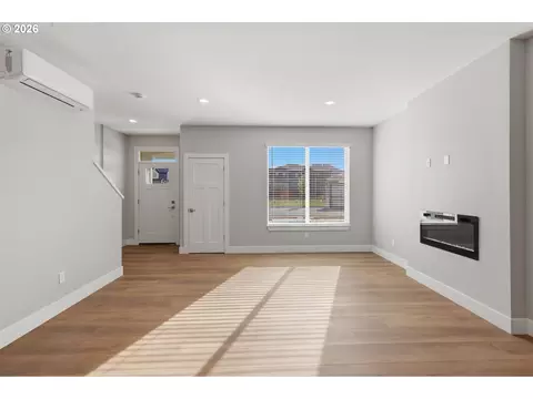 Living - 4011 SW Royal Ave, Gresham, OR 97080 photo 5 of 12