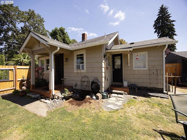 515 E Gloucester St, Gladstone, OR 97027