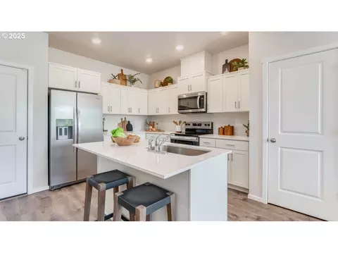 Kitchen - 3575 SW Thomas Ave, Gresham, OR 97080 photo 2 of 5