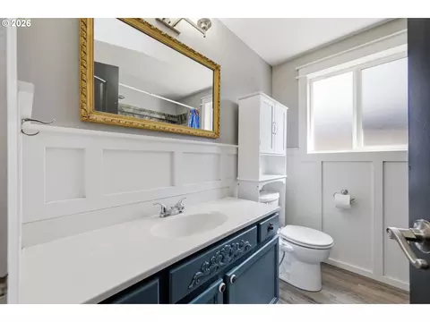 Bath - 1785 N Danebo Ave, Eugene, OR 97402 photo 2 of 3
