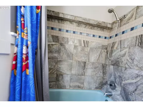 Bath - 1785 N Danebo Ave, Eugene, OR 97402 photo 3 of 3