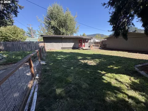 Exterior - 5968 E St, Springfield, OR 97478 photo 6 of 7