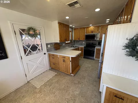 Kitchen - 5968 E St, Springfield, OR 97478 photo 1 of 1