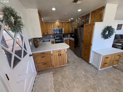 Entry Way - 5968 E St, Springfield, OR 97478 photo 3 of 3