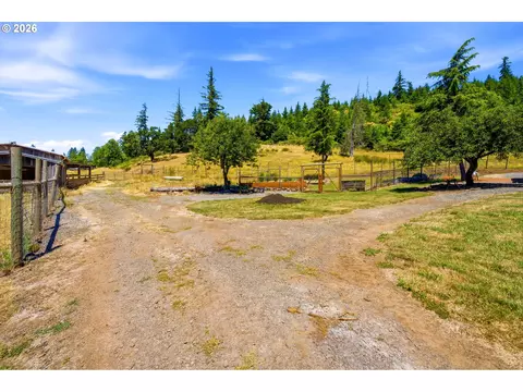 Exterior - 37886 S Wilhoit Rd, Molalla, OR 97038 photo 10 of 12