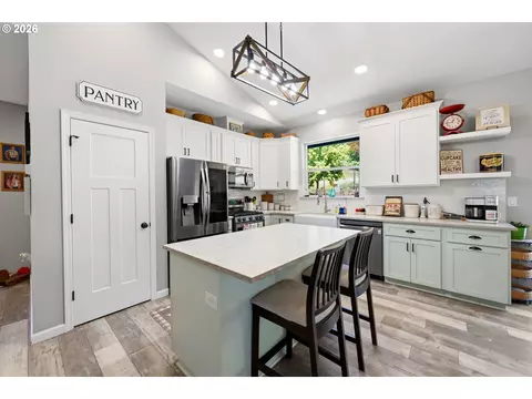 Kitchen - 37886 S Wilhoit Rd, Molalla, OR 97038 photo 3 of 6