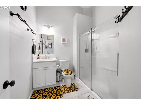 Bath - 37886 S Wilhoit Rd, Molalla, OR 97038 photo 1 of 2