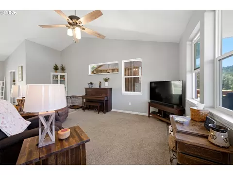 Living - 37886 S Wilhoit Rd, Molalla, OR 97038 photo 1 of 1