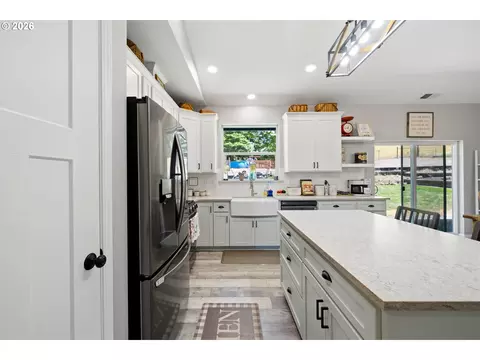 Kitchen - 37886 S Wilhoit Rd, Molalla, OR 97038 photo 4 of 6