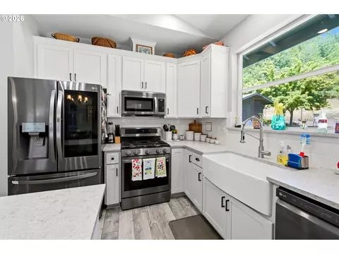 Kitchen - 37886 S Wilhoit Rd, Molalla, OR 97038 photo 6 of 6