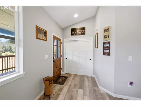 Entry Way - 37886 S Wilhoit Rd, Molalla, OR 97038 photo 1 of 2