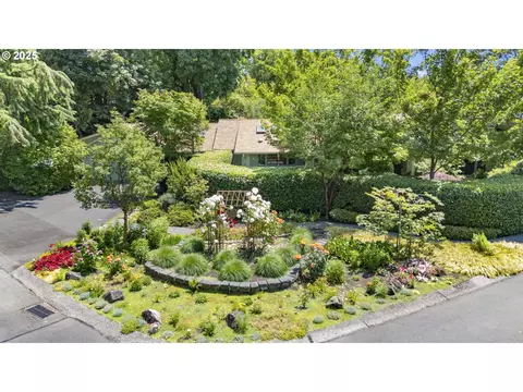 805 Lariat Dr, Eugene, OR 97401