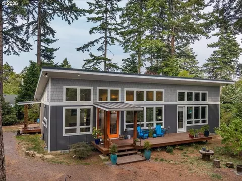 1090 12th St, Port Orford, OR 97465