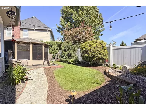 Exterior - 39735 Hood St, Sandy, OR 97055 photo 4 of 11