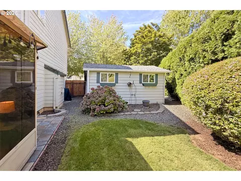 Exterior - 39735 Hood St, Sandy, OR 97055 photo 5 of 11