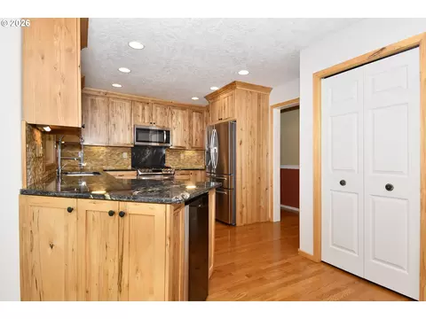 Kitchen - 39735 Hood St, Sandy, OR 97055 photo 4 of 4