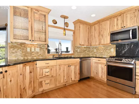 Kitchen - 39735 Hood St, Sandy, OR 97055 photo 2 of 4