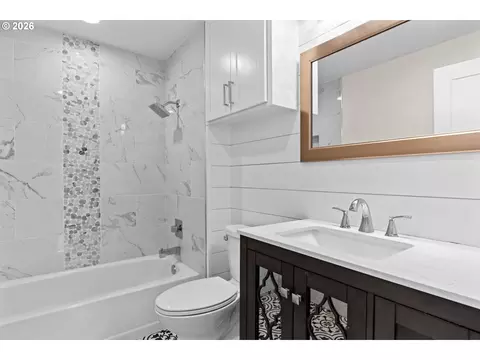 Bath - 855 Calvin St, Eugene, OR 97401 photo 1 of 2