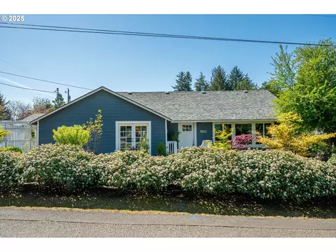 630 E Collins St, Depoe Bay, OR 97341