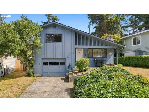 900 Oakway Dr, Coos Bay, OR 97420