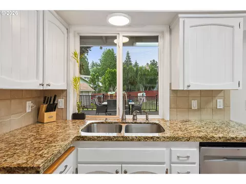 Kitchen - 486 NE Scott Ave, Gresham, OR 97030 photo 2 of 3