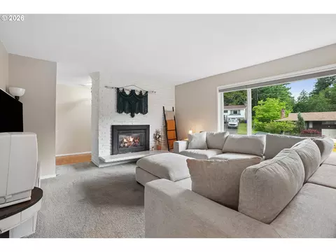 Living - 486 NE Scott Ave, Gresham, OR 97030 photo 1 of 6