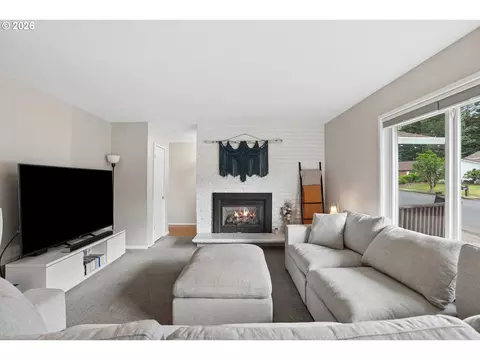 Living - 486 NE Scott Ave, Gresham, OR 97030 photo 3 of 6