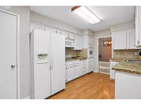 Kitchen - 486 NE Scott Ave, Gresham, OR 97030 photo 1 of 3