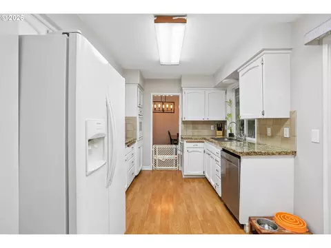 Kitchen - 486 NE Scott Ave, Gresham, OR 97030 photo 3 of 3